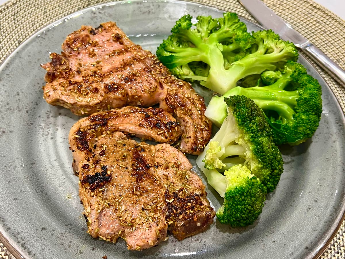 A plate of lamb chops and broccoli