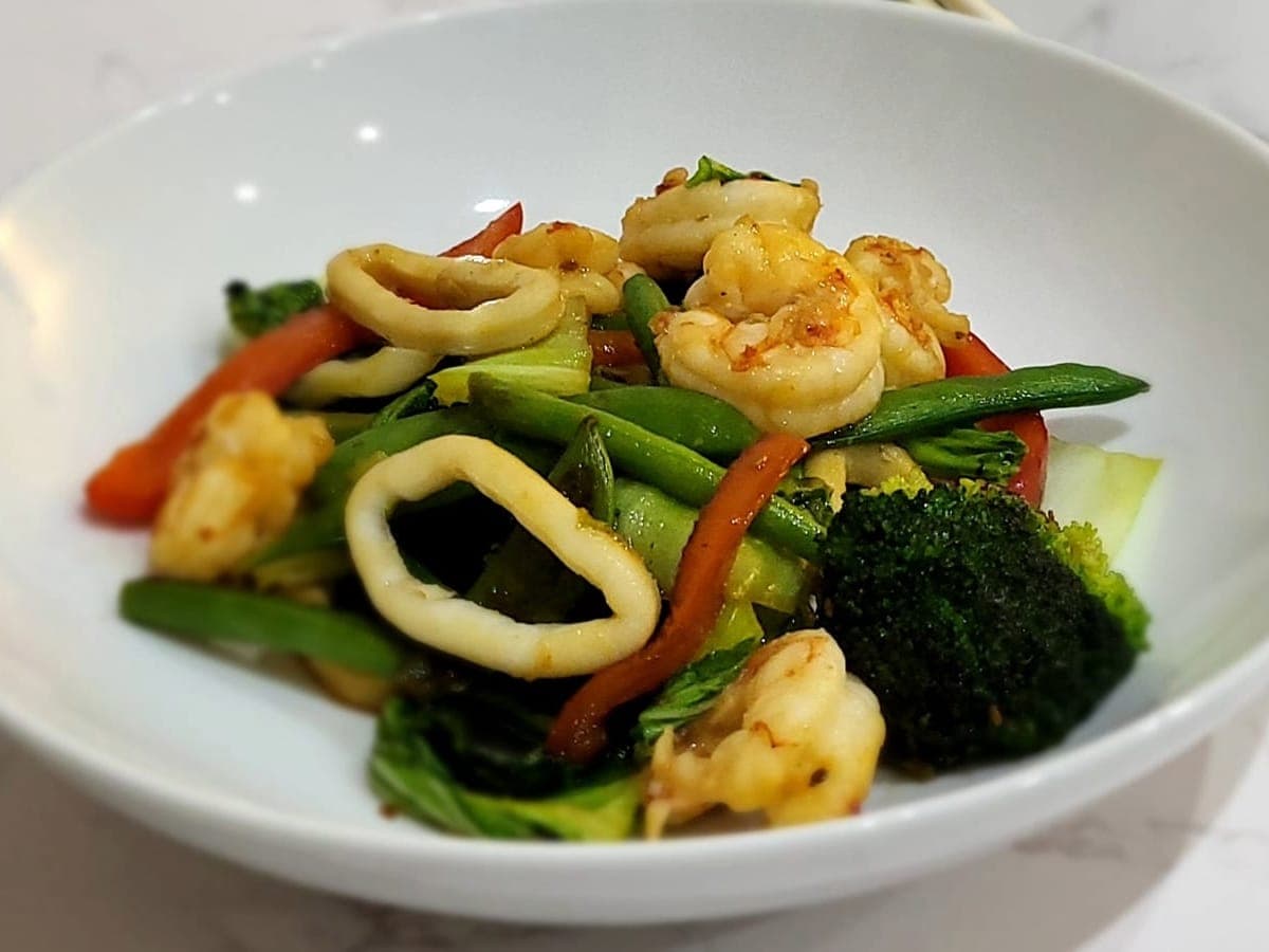 Bowl with squid, prawns and vegetables in a teriyaki sauce